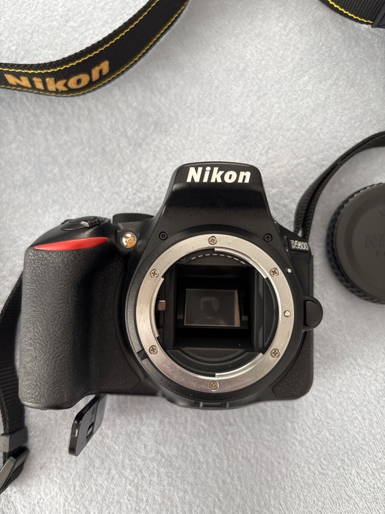 d5600 18-55VR+70-300VR kit（カメラ）の商品画像 - 査定依頼日：2026年5月18日 - 最高査定価格：55,000円
