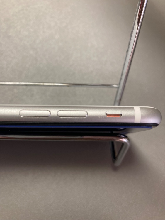 iPhone SE (第 2 世代) 64GB docomo（スマホ）の商品画像 - 査定依頼日：2026年2月26日 - 最高査定価格：13,000円