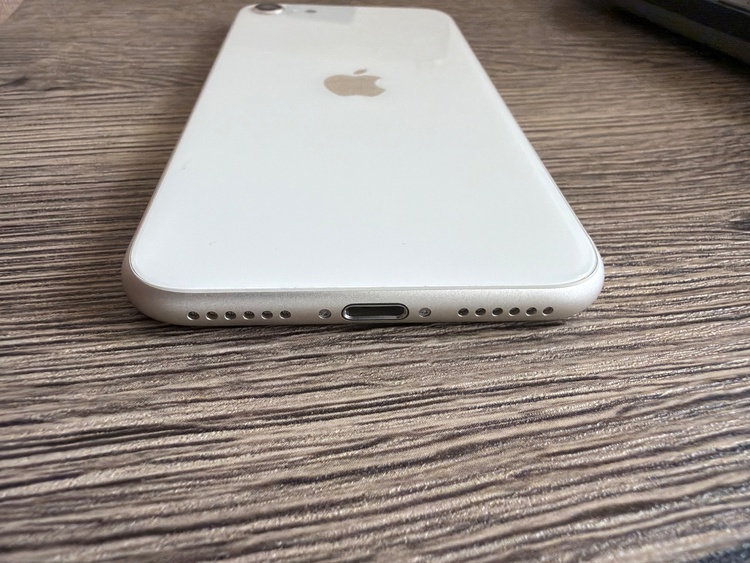 iPhoneSE（第3世代）64GB（スマホ）の商品画像 - 査定依頼日：2026年9月6日 - 最高査定価格：18,000円