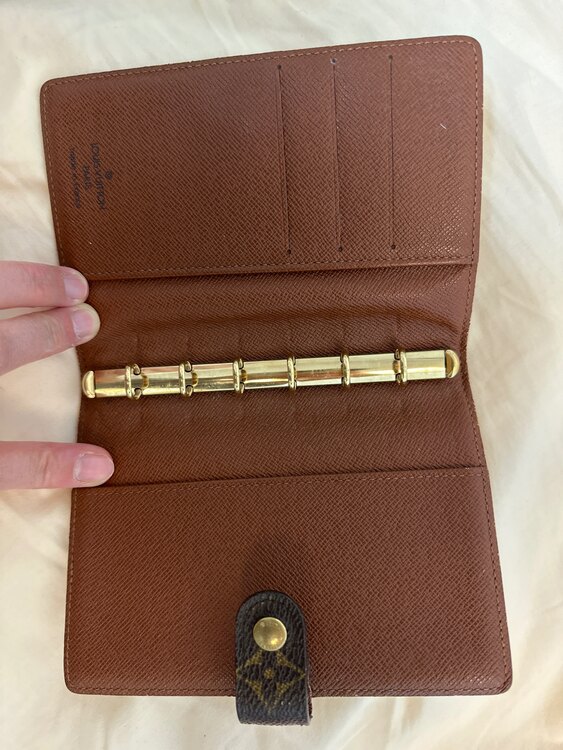 手帳ケース（ブランド財布・小物）の商品画像 - 査定依頼日：2025年3月9日 - 最高査定価格：5,000円