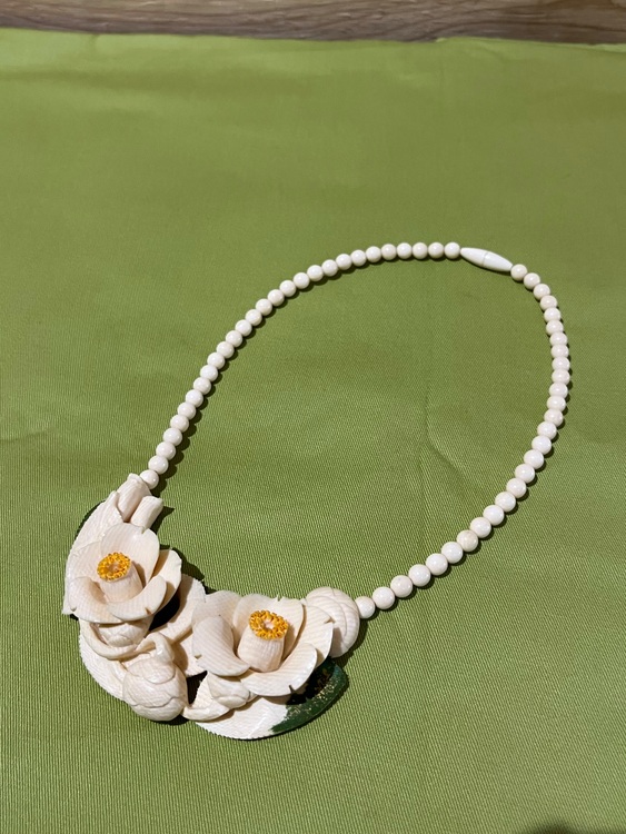 荒巻秀美 作  象牙彫刻 ネックレス 椿（美術品・骨董品）の商品画像 - 査定依頼日：2025年11月5日 - 最高査定価格：4,000円
