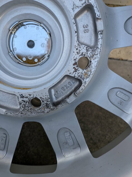 ハイエースバン215/65R16ミシュランオールシーズンタイヤ（カー用品）の商品画像 - 査定依頼日：2026年3月15日 - 最高査定価格：10,000円