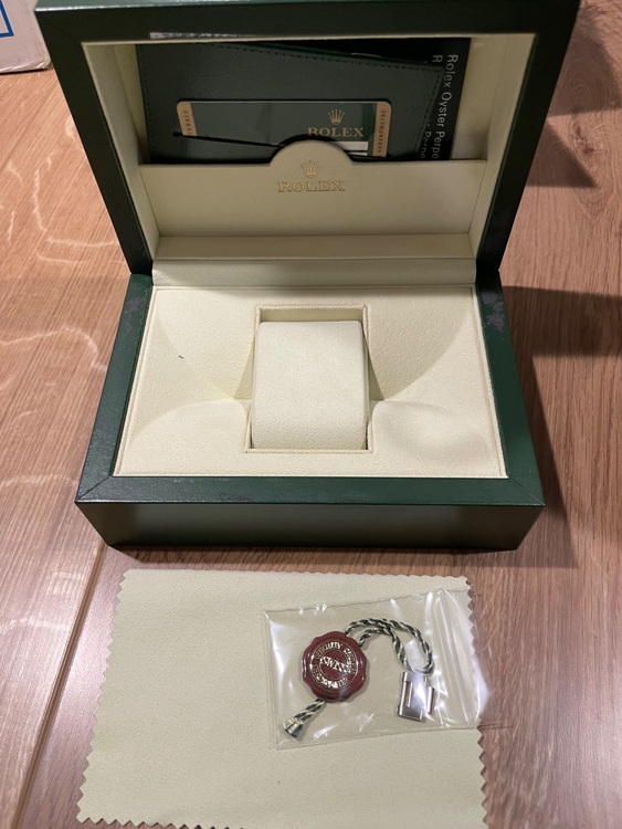 ロレックス エアキング 114234G（高級時計）の商品画像 - 査定依頼日：2025年10月27日 - 最高査定価格：900,000円