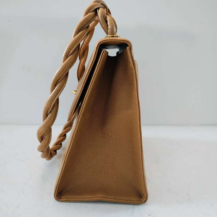 シャネル キャビアスキン ツイストハンドル 2wayハンドバッグベージュ G金具（ブランドバッグ）の商品画像 - 査定依頼日：2025年4月7日 - 最高査定価格：300,000円