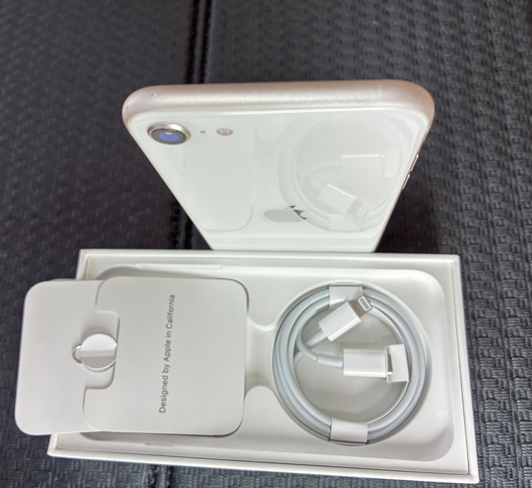 iPhoneSE第3世代64GBスターライト（スマホ）の商品画像 - 査定依頼日：2026年4月17日 - 最高査定価格：20,000円