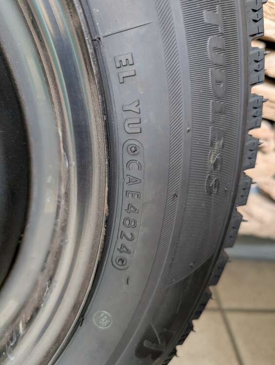 Blizzak VRX2 175/65R15（カー用品）の商品画像 - 査定依頼日：2025年4月20日 - 最高査定価格：500円