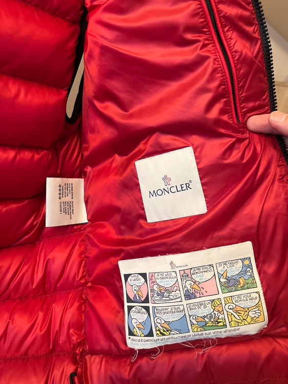 ベスト　型番？　フード一体型　レッド　（古着・ファッション）の商品画像 - 査定依頼日：2025年12月28日 - 最高査定価格：28,000円