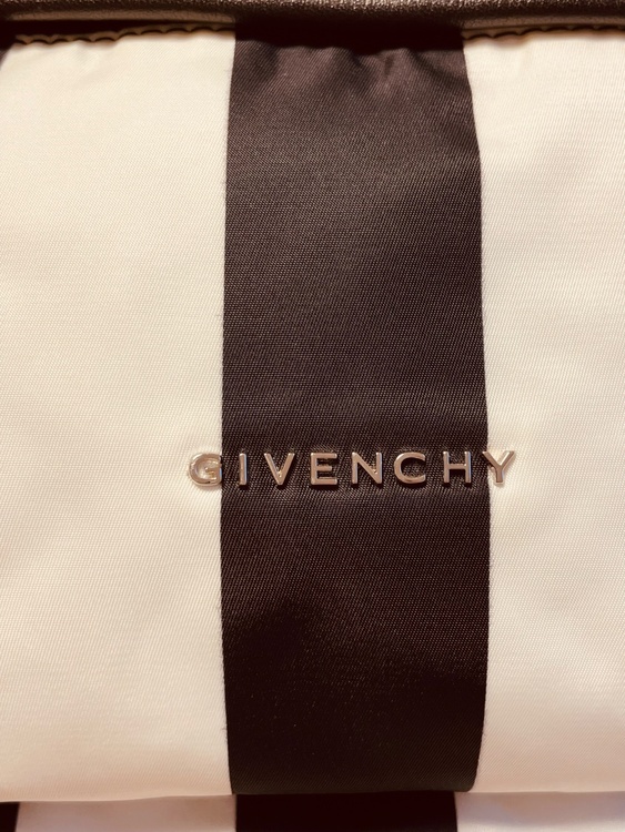 ジバンシィ  （ブランドバッグ）の商品画像 - 査定依頼日：2025年12月7日 - 最高査定価格：12,000円