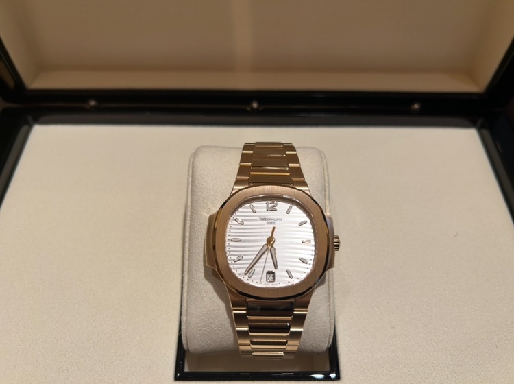 パテックフィリップ ノーチラス 7（高級時計）の商品画像 - 査定依頼日：2026年2月1日 - 最高査定価格：21,000,000円