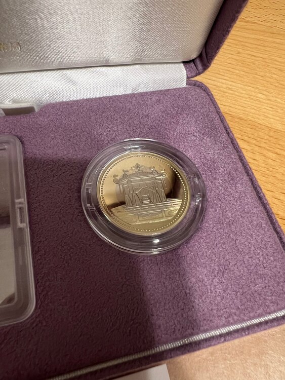 天皇陛下御即位記念硬貨（金・貴金属）の商品画像 - 査定依頼日：2025年5月21日 - 最高査定価格：328,000円