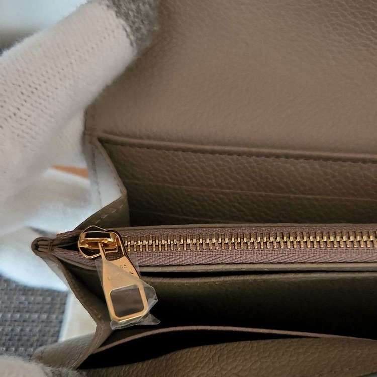 アンプラントポルトフォイユサラ長財布トュルトレール（ブランドバッグ）の商品画像 - 査定依頼日：2022年8月21日 - 最高査定価格：30,000円