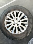 スタッドレスタイヤ付アルミホイール（カー用品）の商品画像 - 査定依頼日：2026年1月3日 - 最高査定価格：500円