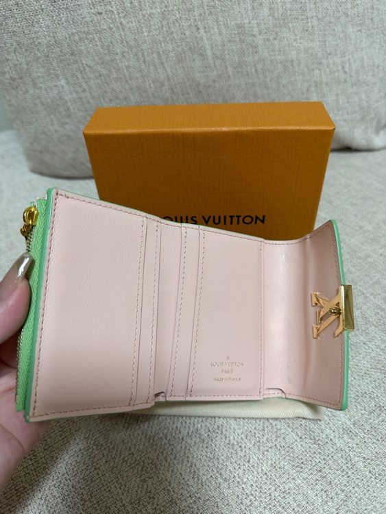 三つ折り財布（ブランド財布・小物）の商品画像 - 査定依頼日：2025年10月19日 - 最高査定価格：9,000円