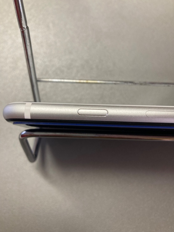 iPhone SE (第 2 世代) 64GB docomo（スマホ）の商品画像 - 査定依頼日：2026年2月26日 - 最高査定価格：13,000円