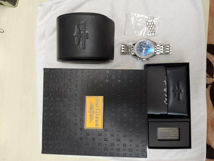 ブライトリング ナビタイマー A2432（高級時計）の商品画像 - 査定依頼日：2025年4月26日 - 最高査定価格：550,000円