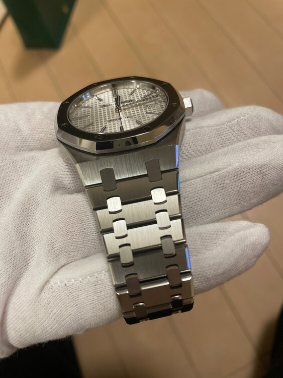 オーデマピゲ ロイヤルオーク 15400st.OO.1220ST.0（高級時計）の商品画像 - 査定依頼日：2025年4月26日 - 最高査定価格：4,350,000円