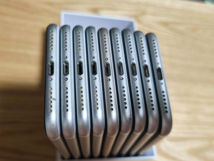 iPhone iPhone SE (第 2 世代) 64GB au（スマホ）の商品画像 - 査定依頼日：2026年7月19日 - 最高査定価格：50,100円