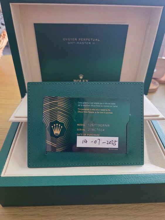 ロレックス GMTマスター 126710GRN（高級時計）の商品画像 - 査定依頼日：2026年3月29日 - 最高査定価格：2,900,000円
