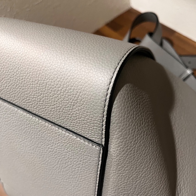 ロエベハンモックスモール（古着・ファッション）の商品画像 - 査定依頼日：2025年6月10日 - 最高査定価格：105,000円