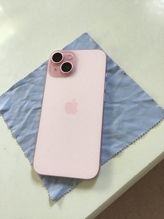 iPhone iPhone 15 128GB au（スマホ）の商品画像 - 査定依頼日：2026年5月29日 - 最高査定価格：63,000円