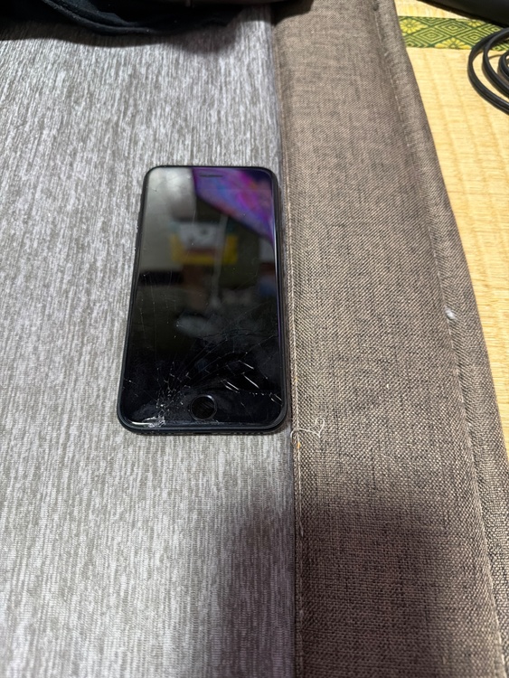 iPhoneSE（スマホ）の商品画像 - 査定依頼日：2026年9月12日 - 最高査定価格：4,000円