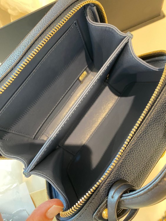 ミニバニティネイビー（ブランドバッグ）の商品画像 - 査定依頼日：2023年11月5日 - 最高査定価格：600,000円