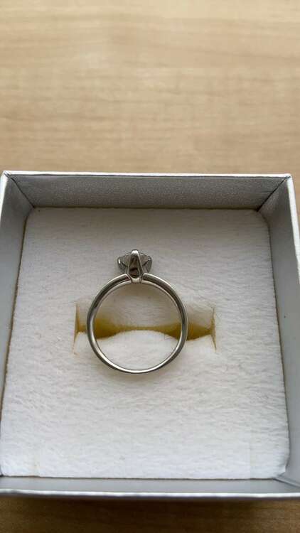 デビアス　ダイヤモンドリング（宝石）の商品画像 - 査定依頼日：2024年5月26日 - 最高査定価格：400,000円