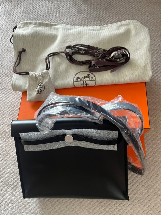 エールバックジップ31 H072069CKAA（ブランドバッグ）の商品画像 - 査定依頼日：2025年4月19日 - 最高査定価格：420,000円