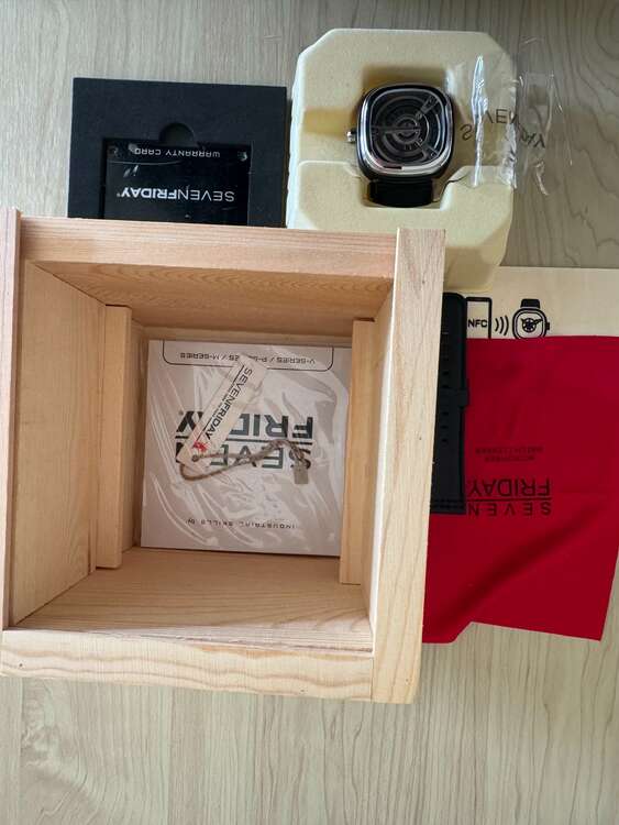 セブン・フライデー レフトハンド ２種類（高級時計）の商品画像 - 査定依頼日：2024年11月8日 - 最高査定価格：70,000円