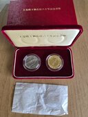 天皇即位60周年　10万円金貨（金・貴金属）の商品画像 - 査定依頼日：2026年3月19日 - 最高査定価格：511,000円