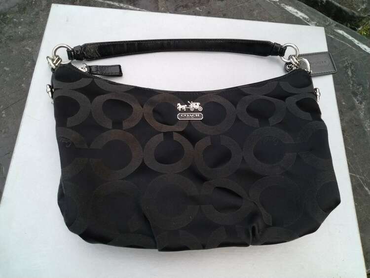 ショルダーバッグ（ブランドバッグ）の商品画像 - 査定依頼日：2025年4月21日 - 最高査定価格：3,000円