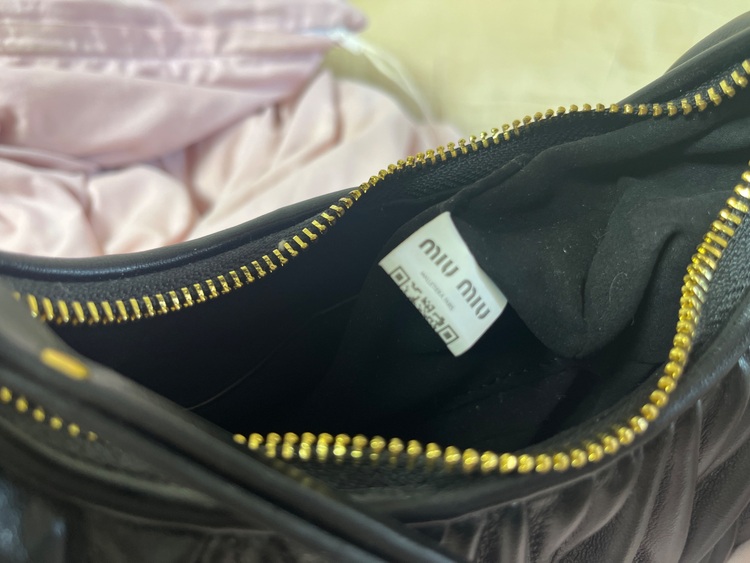 ミュウミュウ  （ブランドバッグ）の商品画像 - 査定依頼日：2025年6月5日 - 最高査定価格：180,000円