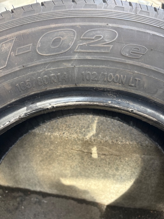 タイヤのみ4本（カー用品）の商品画像 - 査定依頼日：2026年4月22日 - 最高査定価格：5,000円