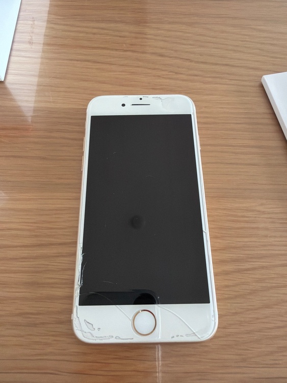 iPhoneSE（スマホ）の商品画像 - 査定依頼日：2026年6月14日 - 最高査定価格：4,500円