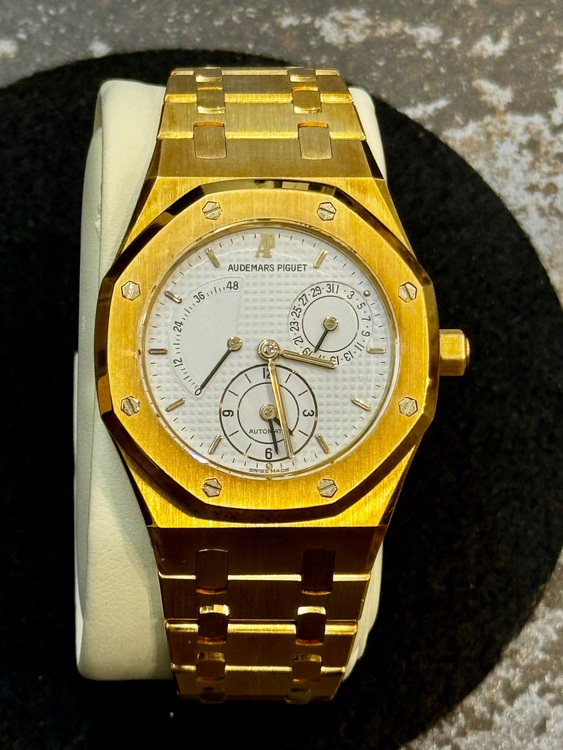 ロイヤルオーク　デュアルタイム（高級時計）の商品画像 - 査定依頼日：2025年10月9日 - 最高査定価格：5,500,000円