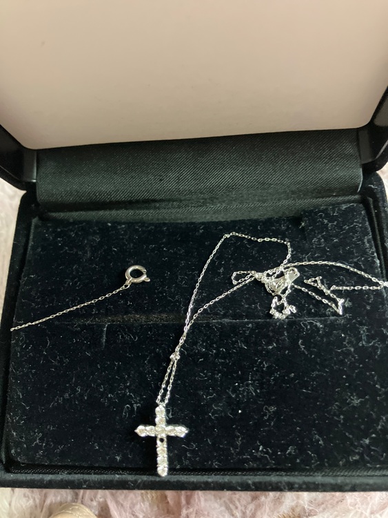 ダイヤモンドの十字架ネックレス（宝石）の商品画像 - 査定依頼日：2025年10月5日 - 最高査定価格：100,000円