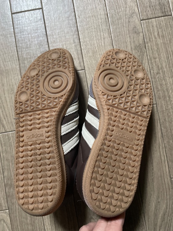 アディダス サンバ OG シューズのレザーアッパーとガムラバーアウトソール（古着・ファッション）の商品画像 - 査定依頼日：2025年12月1日 - 最高査定価格：2,000円