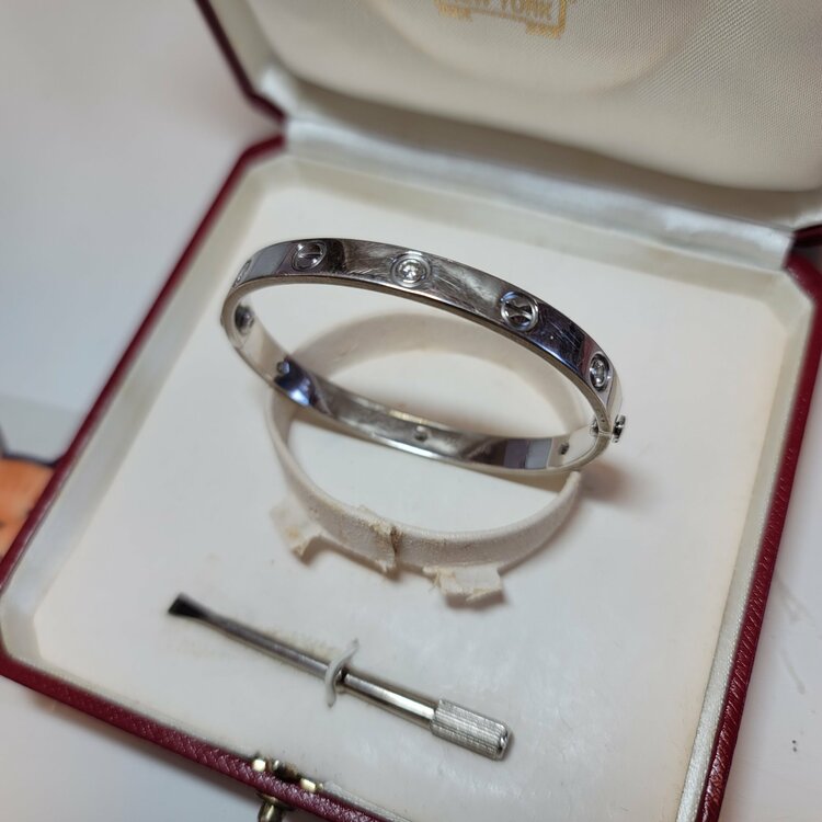 カルティエ　ラブブレス　ハーフダイヤ　ホワイトゴールド（金・貴金属）の商品画像 - 査定依頼日：2026年1月19日 - 最高査定価格：740,000円