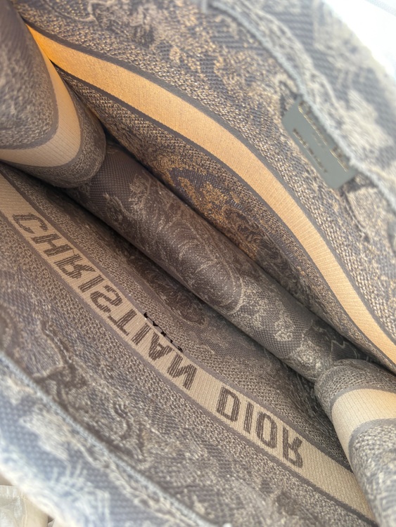 Diorブックトート（ブランドバッグ）の商品画像 - 査定依頼日：2025年8月23日 - 最高査定価格：250,000円