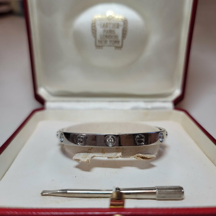 カルティエ　ラブブレス　ハーフダイヤ　ホワイトゴールド（金・貴金属）の商品画像 - 査定依頼日：2026年1月19日 - 最高査定価格：740,000円