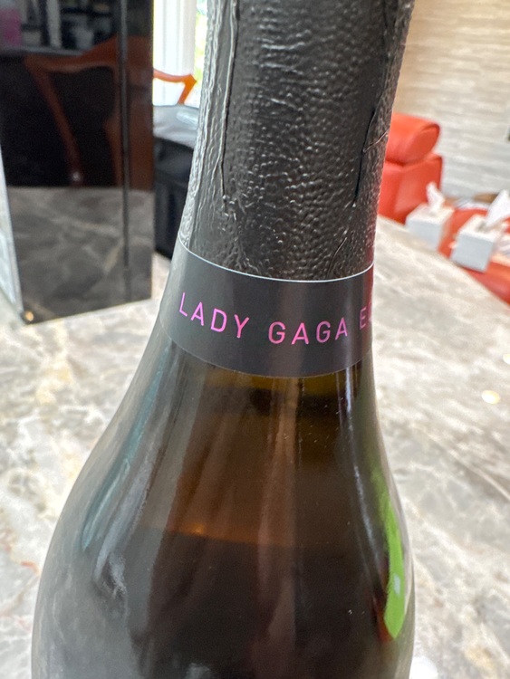 レディガガ　ピンクドンペリ（お酒）の商品画像 - 査定依頼日：2025年7月7日 - 最高査定価格：35,000円