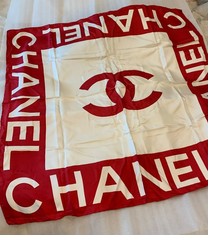 CHANELスカーフシルク80✖️80 （古着・ファッション）の商品画像 - 査定依頼日：2025年3月6日 - 最高査定価格：7,000円