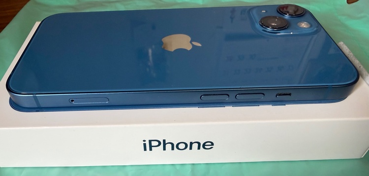iPhone iPhone 13 256GB au（スマホ）の商品画像 - 査定依頼日：2026年5月31日 - 最高査定価格：37,000円