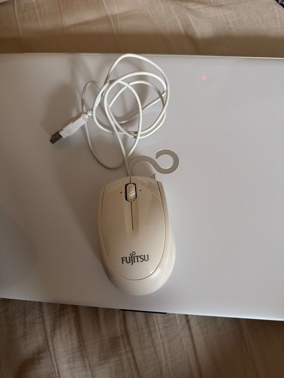 FMVA42E1W8（PC・タブレット）の商品画像 - 査定依頼日：2026年3月18日 - 最高査定価格：1,460円