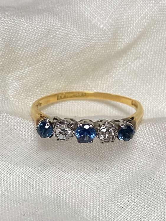 イギリスのアンティークリング　18金　サファイヤ　重さは2.2g 18金、サファ（金・貴金属）の商品画像 - 査定依頼日：2023年10月4日 - 最高査定価格：16,000円