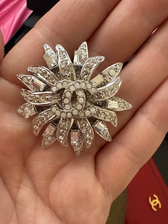 ブローチ（ブランド財布・小物）の商品画像 - 査定依頼日：2025年8月14日 - 最高査定価格：18,000円