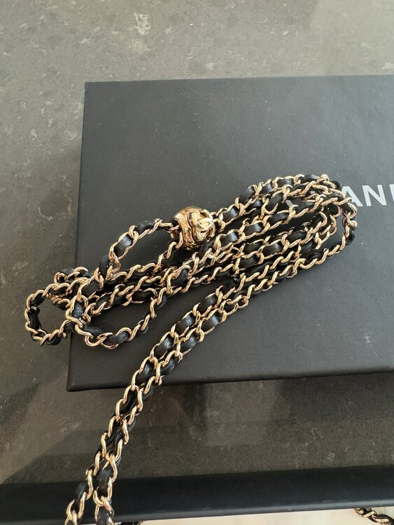 シャネルI phone 15pro case（ブランド財布・小物）の商品画像 - 査定依頼日：2025年2月6日 - 最高査定価格：38,000円