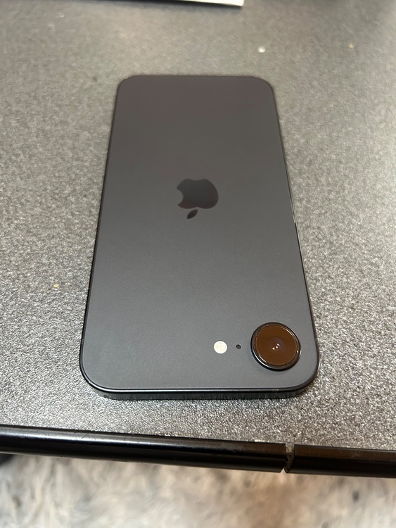 iPhone iPhone 16e 128GB SIMフリー（スマホ）の商品画像 - 査定依頼日：2026年8月26日 - 最高査定価格：67,000円