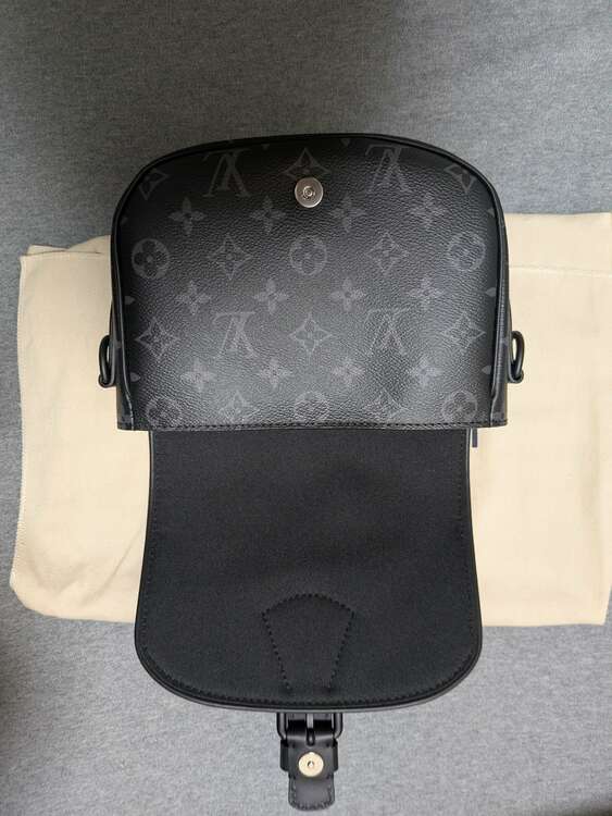 モノグラム エクリプス アルファ ウエアラブルウォレット（ブランドバッグ）の商品画像 - 査定依頼日：2025年4月25日 - 最高査定価格：260,000円