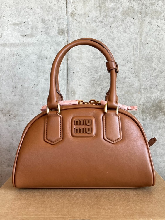 5BB191 miumiuレザーバッグ（ブランドバッグ）の商品画像 - 査定依頼日：2026年10月4日 - 最高査定価格：180,000円